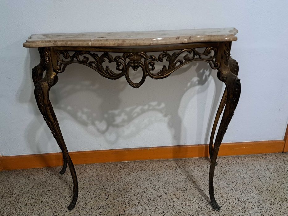 Mesa em metal com tampo de mármore