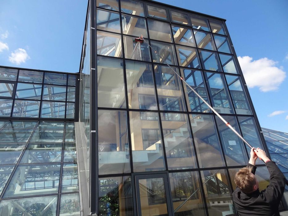 Mycie wodą demineralizowaną elewacji, fotowoltaiki, ogrodów zimowych,