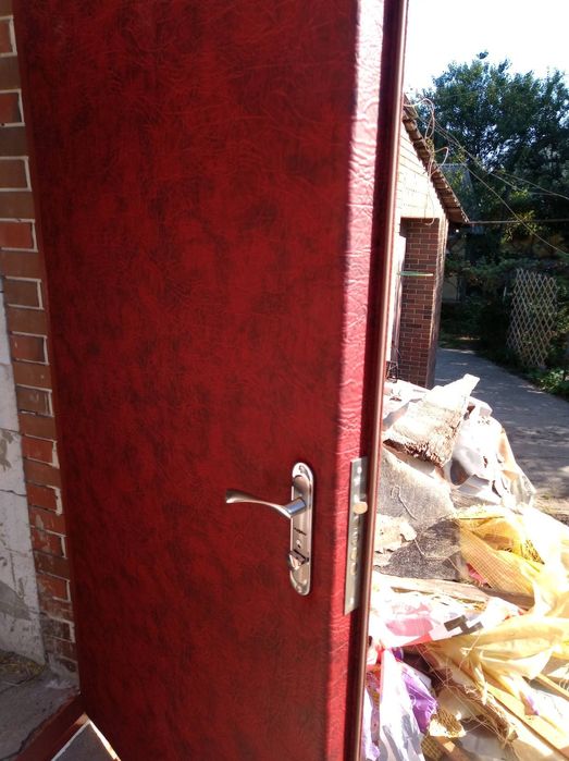 Виготовлення і встановлення вхідних металевих дверей.