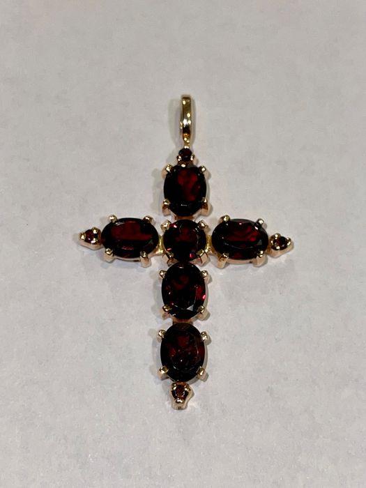 Золотой крест с гранатами