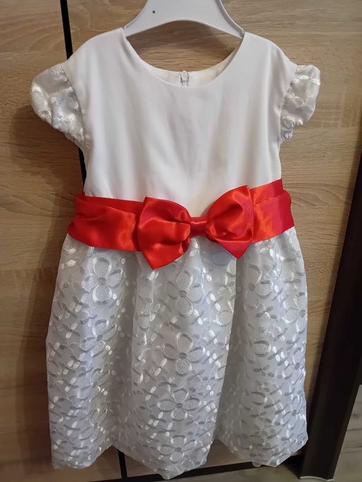 Sukienka biała dla dziewczynki z czerwona kokarda rozmiar 128