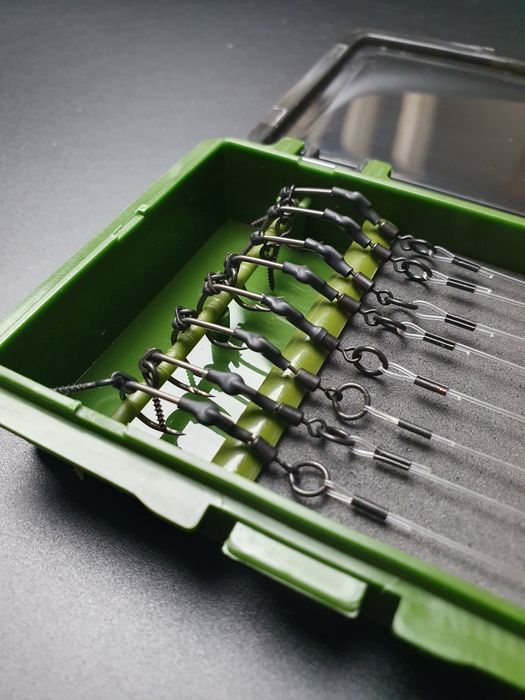 Zestaw 8 sztuk Ronnie Claw Rig #4 przypony karpiowe w piórniku