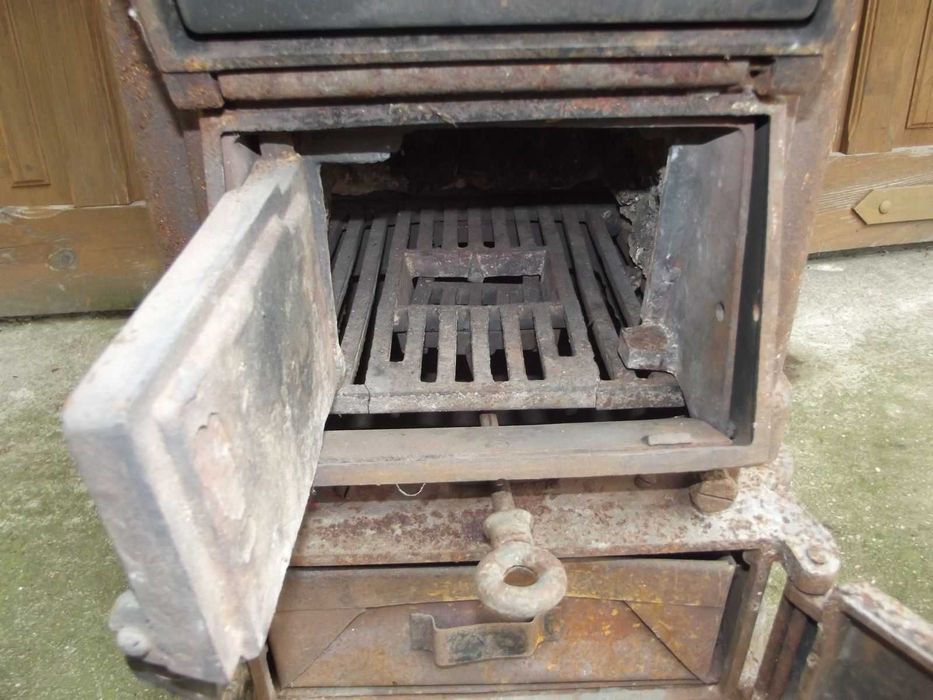 Piec typ koza używany stary żeliwny zabytkowy