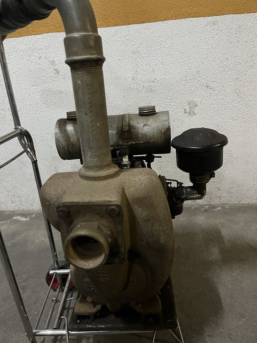 Motor de rega a gasolina ( reliquia ) em pleno a funcionar