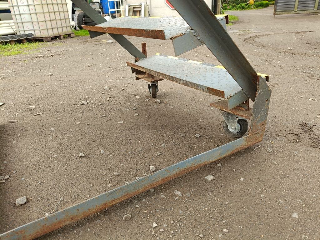 schody schodki podest ruchomy wejście