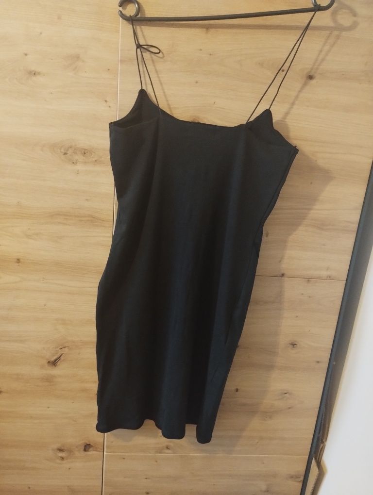Czarna dopasowana sukienka Reserved r.40