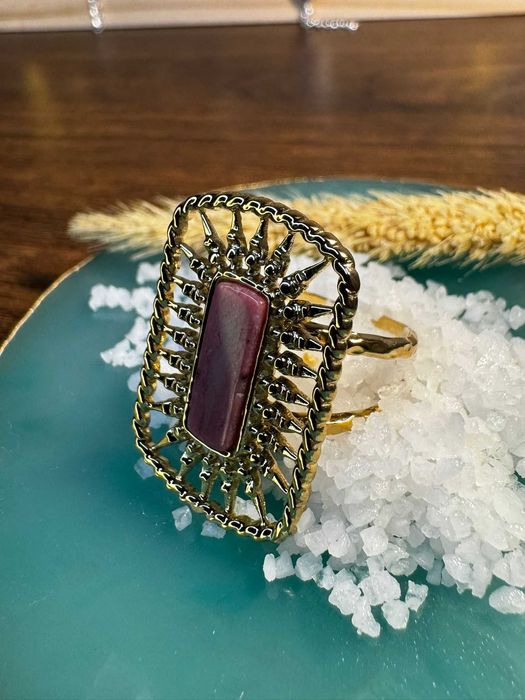 Anel Dourado com Pedra Longa Rosa – Elegância Versátil