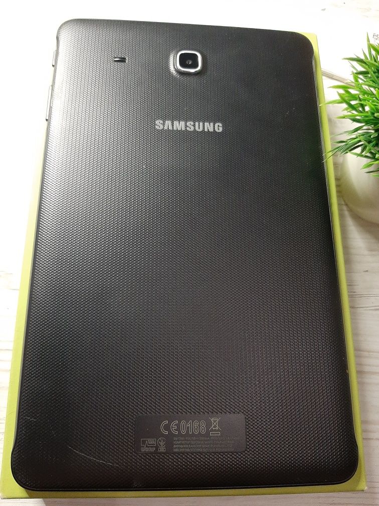 Планшет Samsung Galaxy Tab E (SM-561)