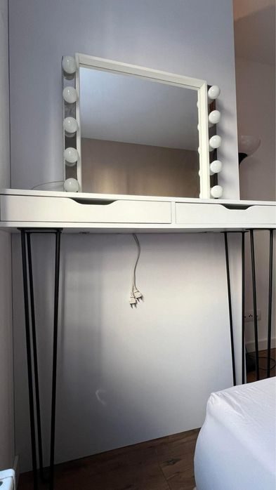 Toaletka z oświetleniem make up lustro ikea