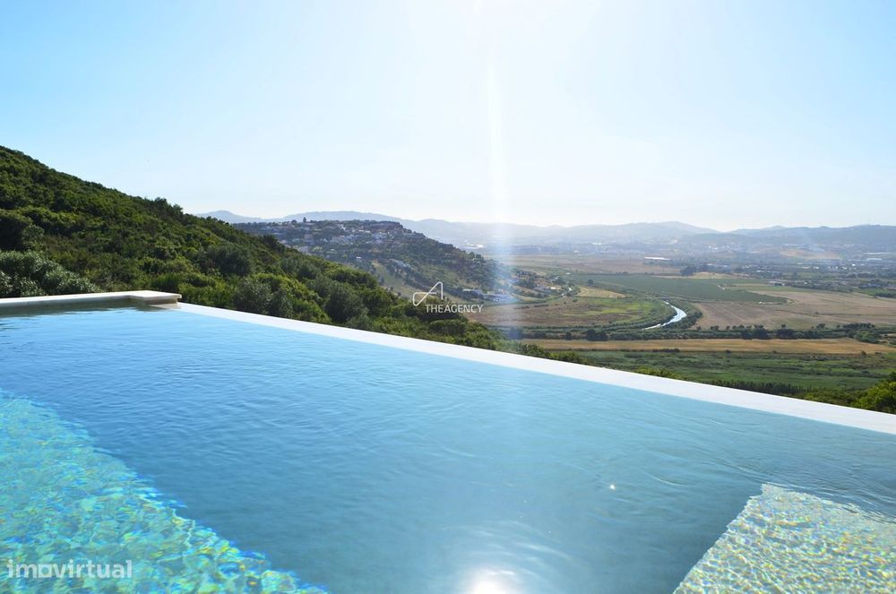 Exclusivo T3+1: Moradia Nova com Piscina Infinita, Vista Panorâmica e