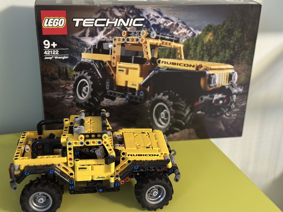 LEGO Technic Автомобіль для перегонів NEOM McLaren