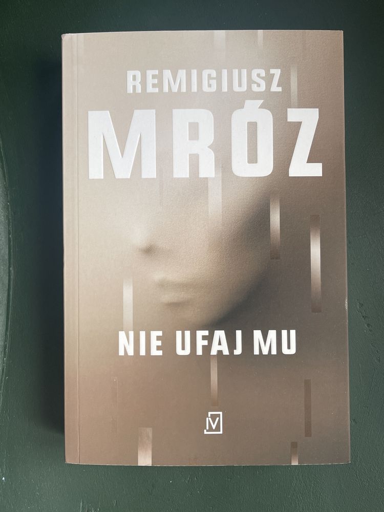 Książka Remigiusza Mroza „nie ufaj mu”