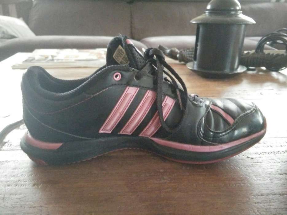 Tênis Adidas pretos e rosa