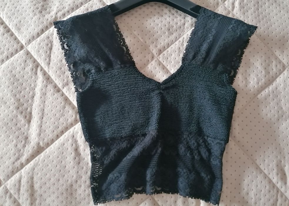 Top preto rendado