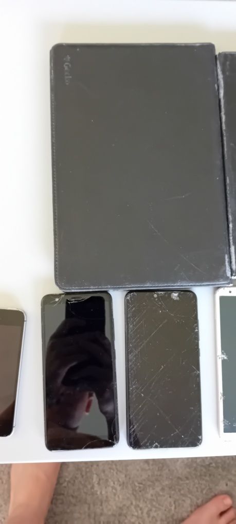 8 telemóveis e tablets e 2 capas de tablets e 6 capas de telemóvel