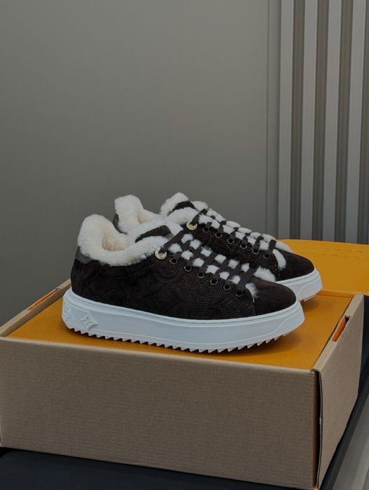 Sneakersy Louis Vuitton Time Out z haftem i futerkiem – FW25