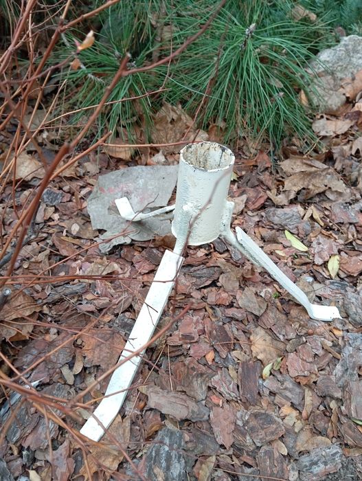 Металева тринога для ялинки