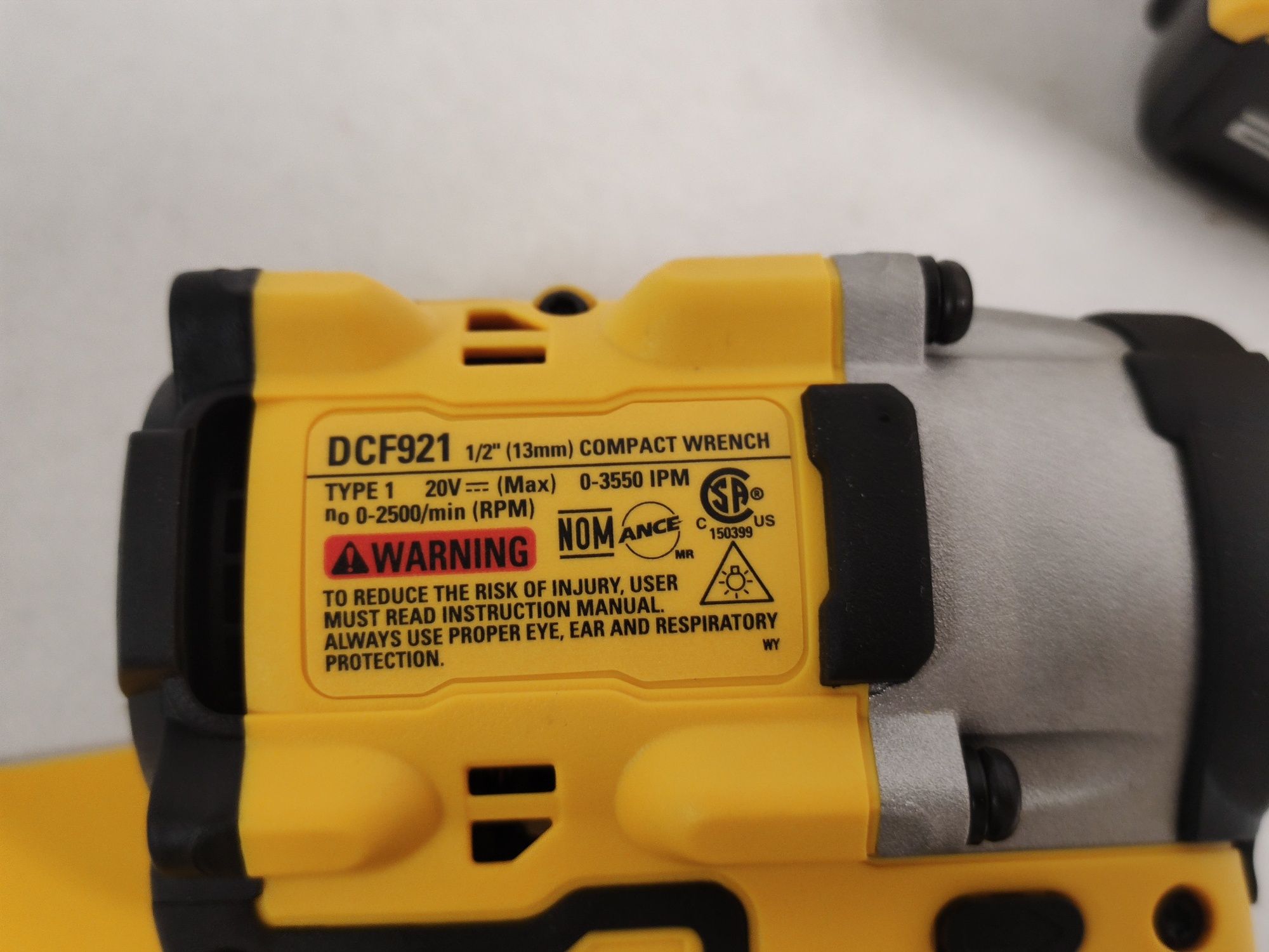 Безщітковий ударний гайковерт DeWALT DCF921P1 XR 20V 1/2" оригінал