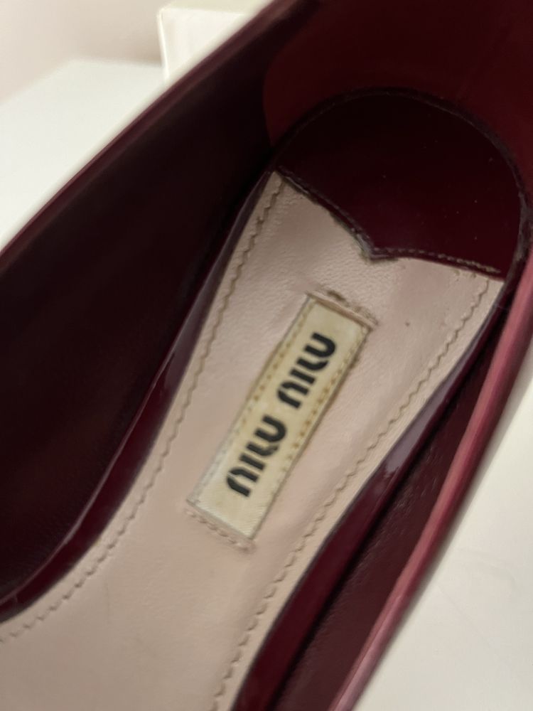Sapatos Miu Miu em verniz