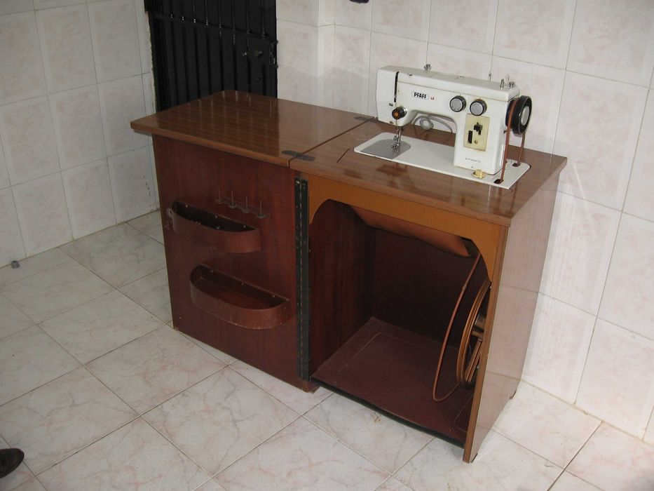 Máquina de Costura PFAFF 46 Automática, com Móvel