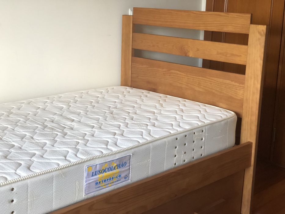 Cama de solteiro com gaveta por baixo +2 colchoes +mesinha de cabeceir