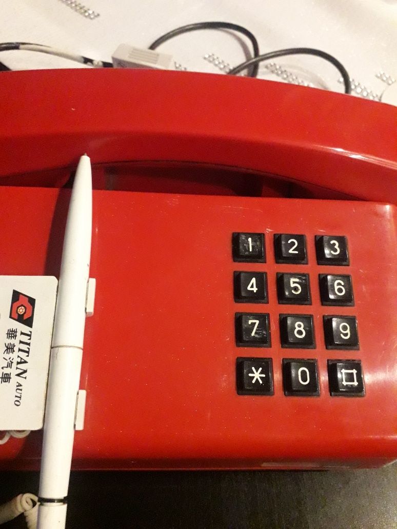 Czerwony telefon stacjonarny