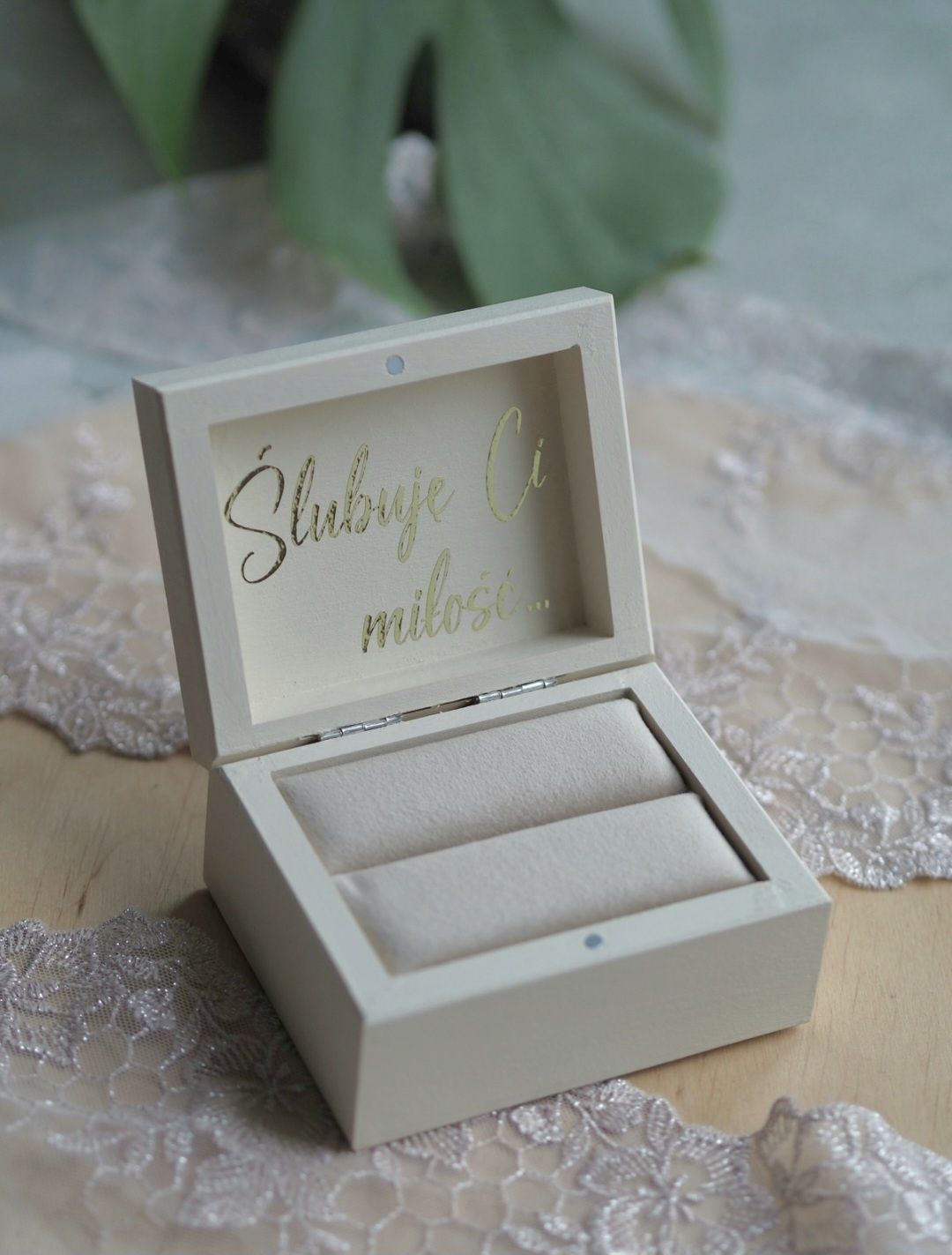 Pudełko na obrączki Minimalistyczne z poduszką velvet- Szampańskie