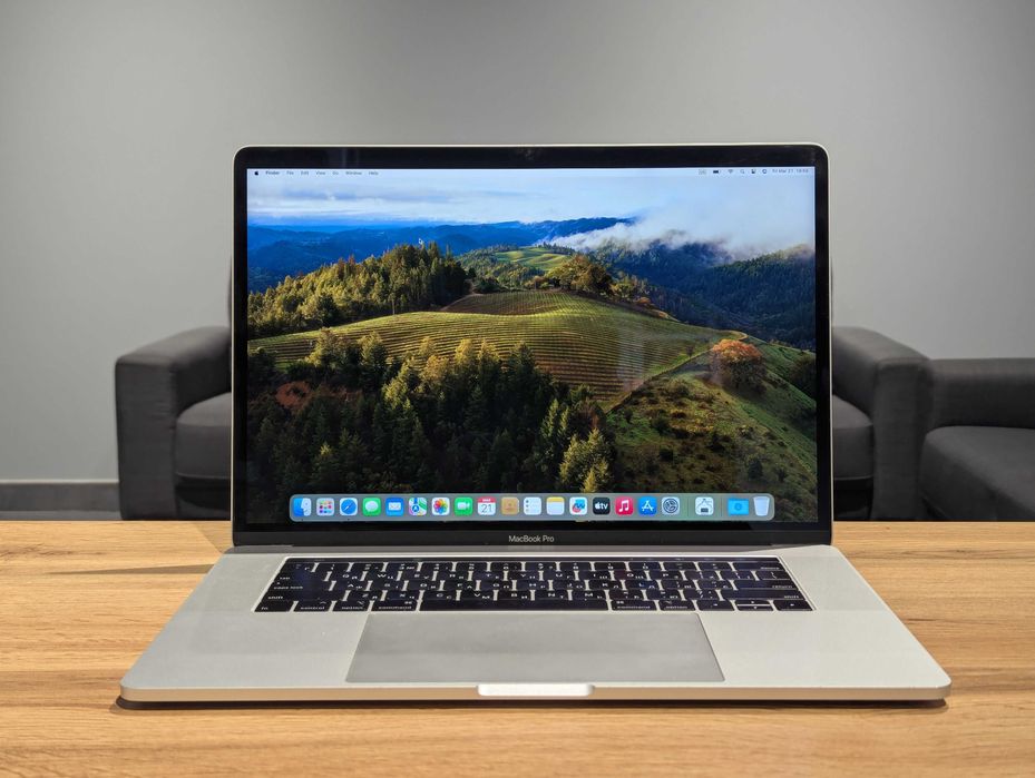Macbook pro 15 2018 core i7 2.2ghz 16/256gb pro 555x 4gb