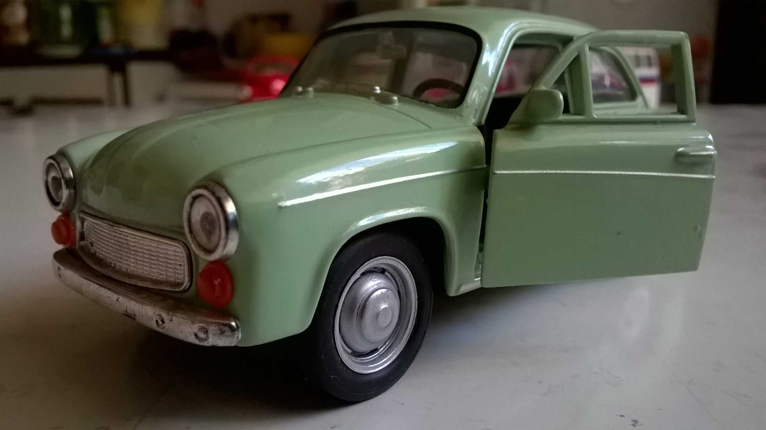 SYRENA 105 - model wersja sedan; skala 1:43; model metalowo-plastikowy