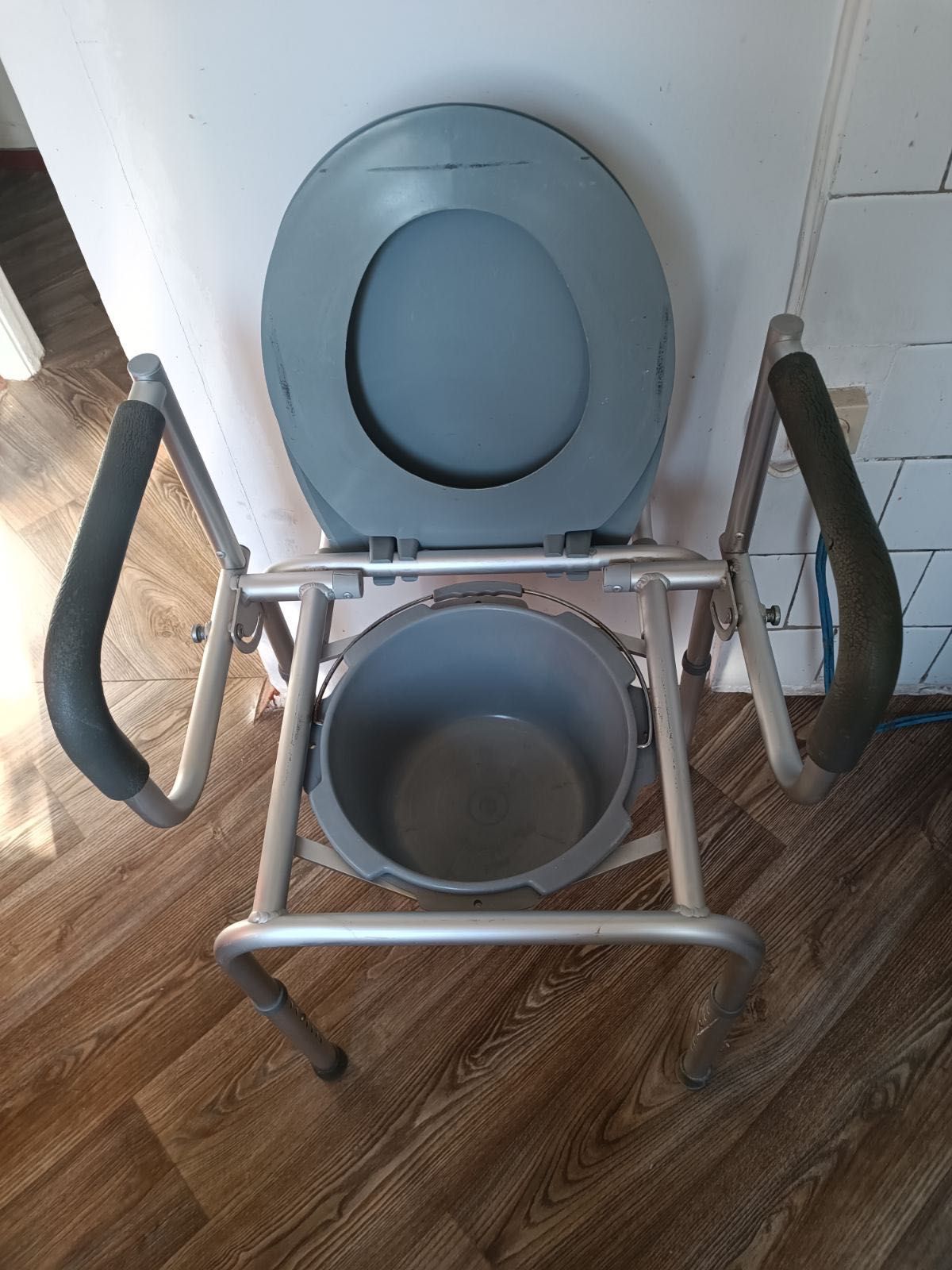Алюмінієвий стілець-туалет з відкидним поруччям OSD-RB-A2107D
