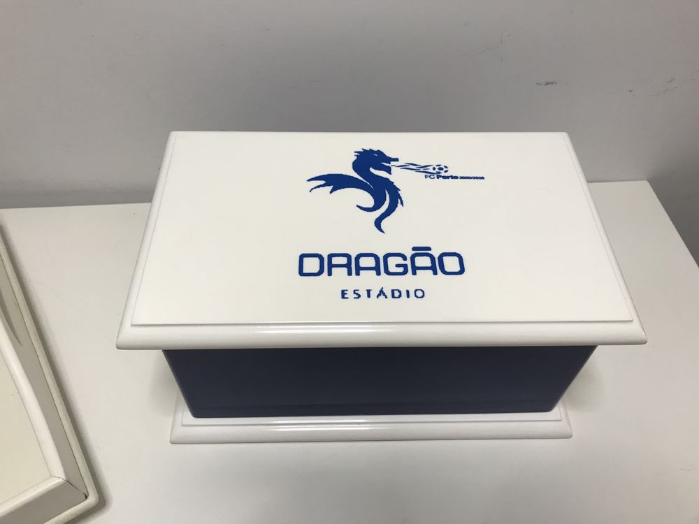 Caixa de madeira lacada símbolo do Dragão (FCP) originais