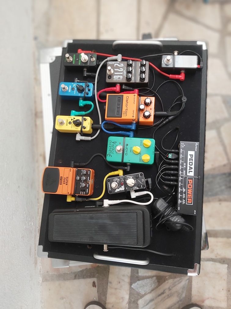 Pedaleira de efeitos com flight case