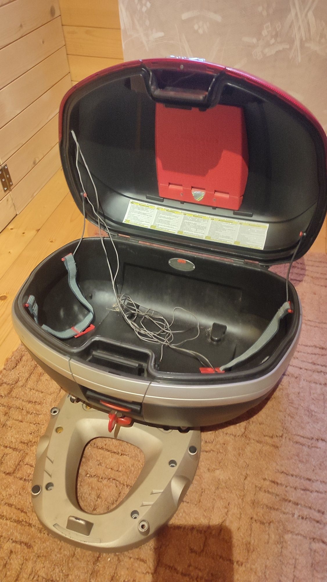 Kufer centralny Givi 46l monokey z podstawą i LED