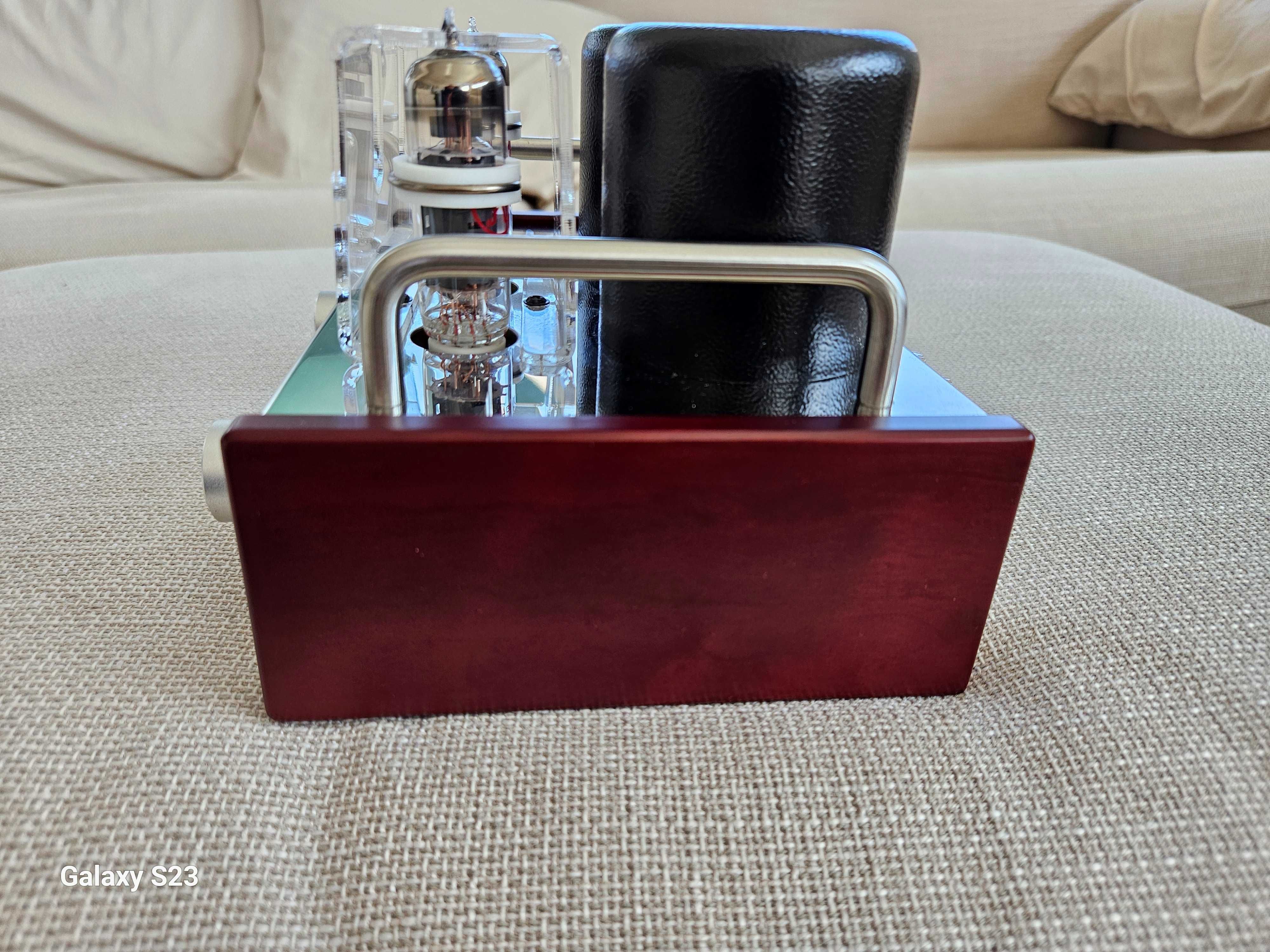 Amplificador Single Ended Triode (SET), marca Boyuu, classe A.