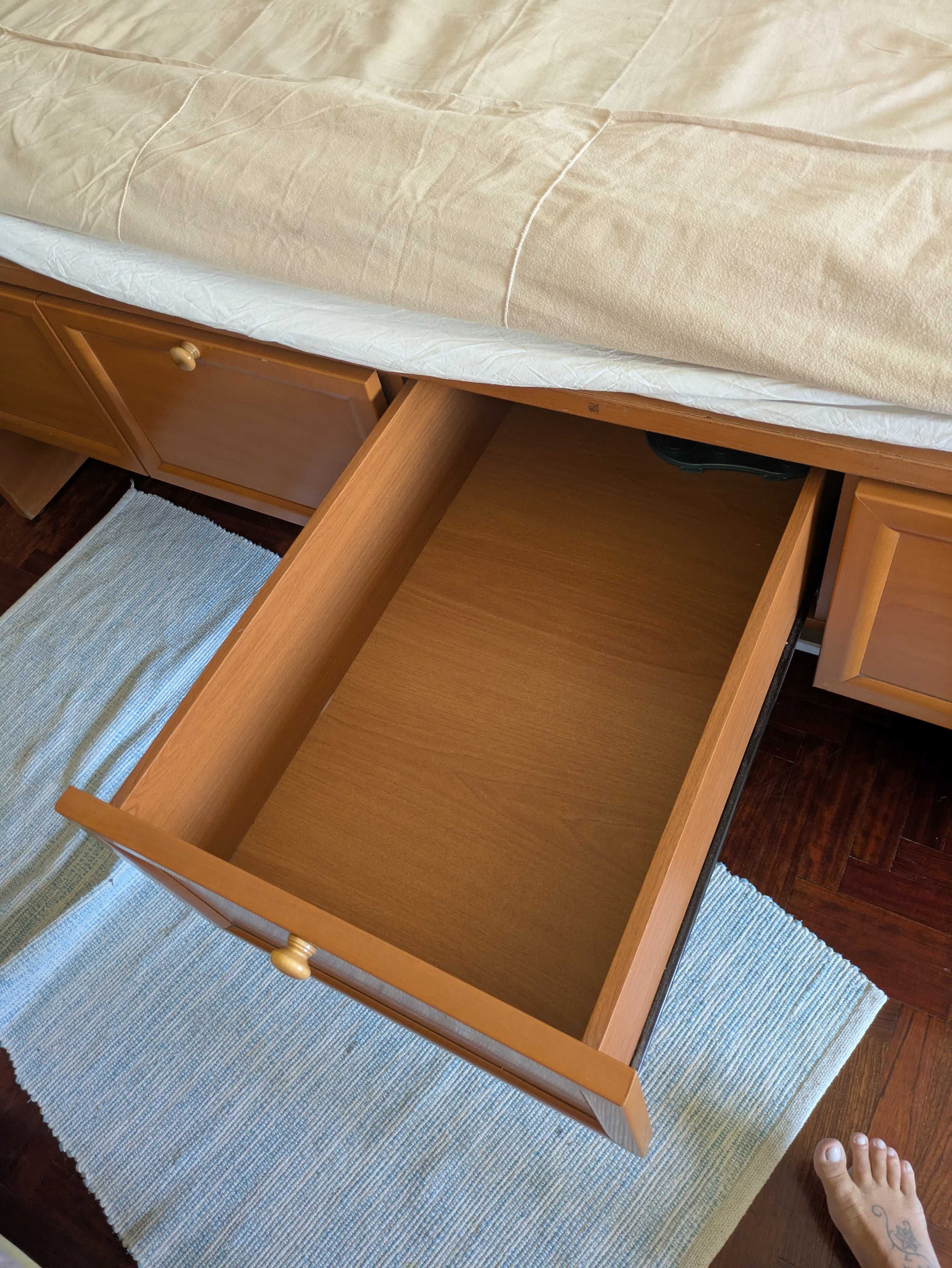 Cama solteiro com gavetas