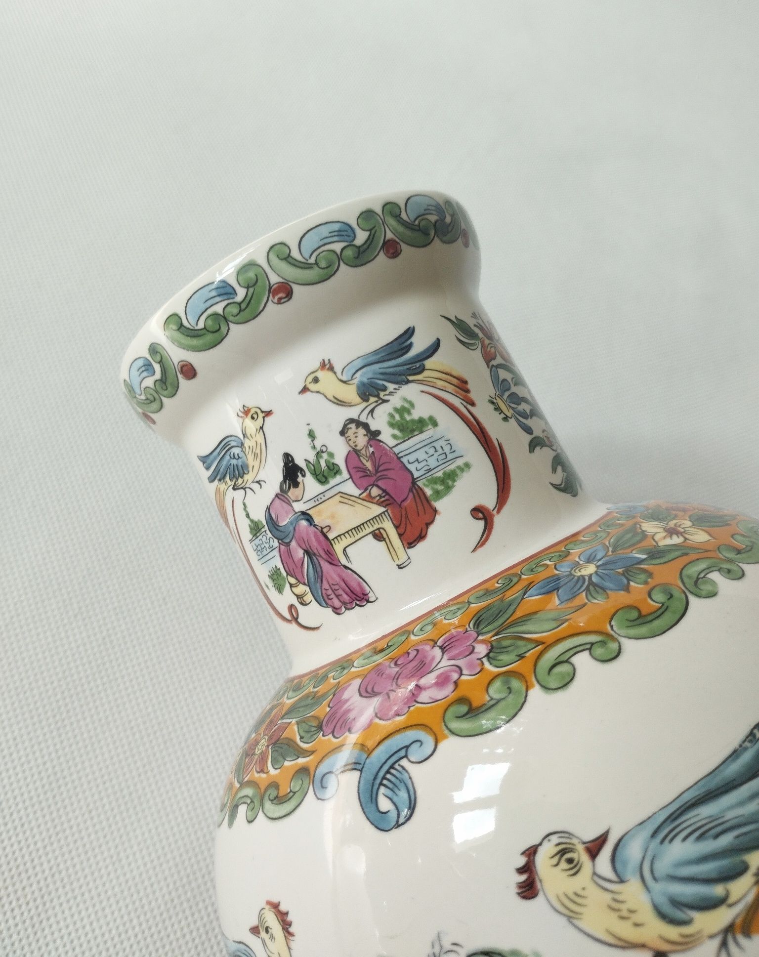Ceramiczny wazon w stylu orientalnym. Gejsze.