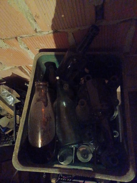 Stare butelki z korkami lub bez