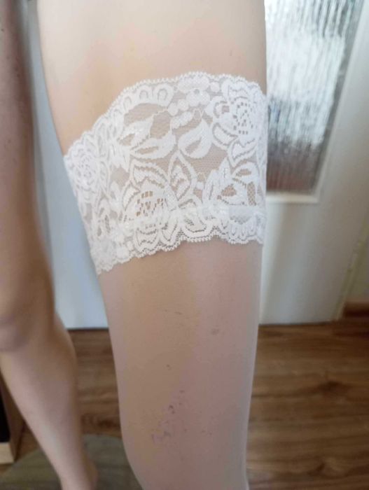 NR 18 Pończochy białe samonośne