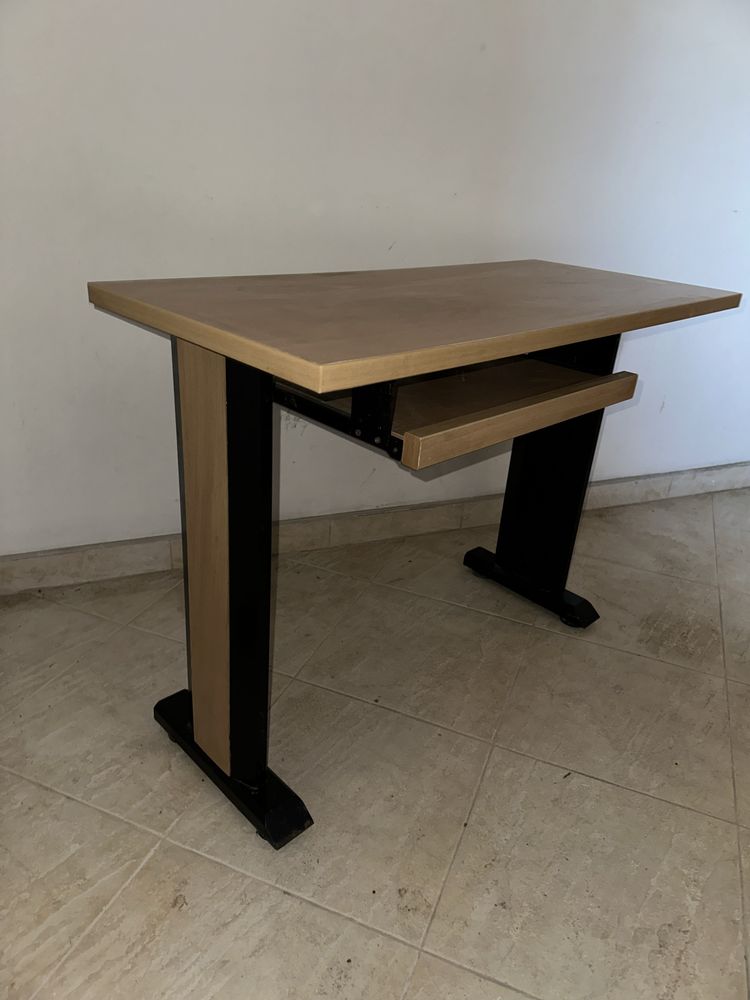 Małe biurko drewniane