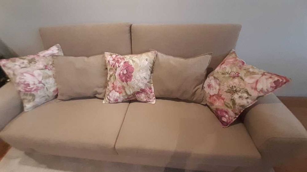 Sofá novo Bege com dois assentos /3 lugares e almofadas