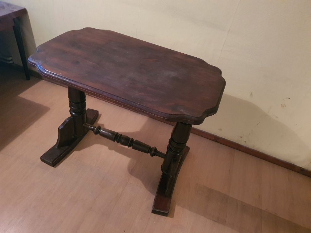 Drewniany stolik z litego drewna, stół może być pod telewizor.