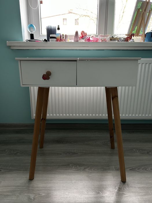 Biała toaletka z lustrem