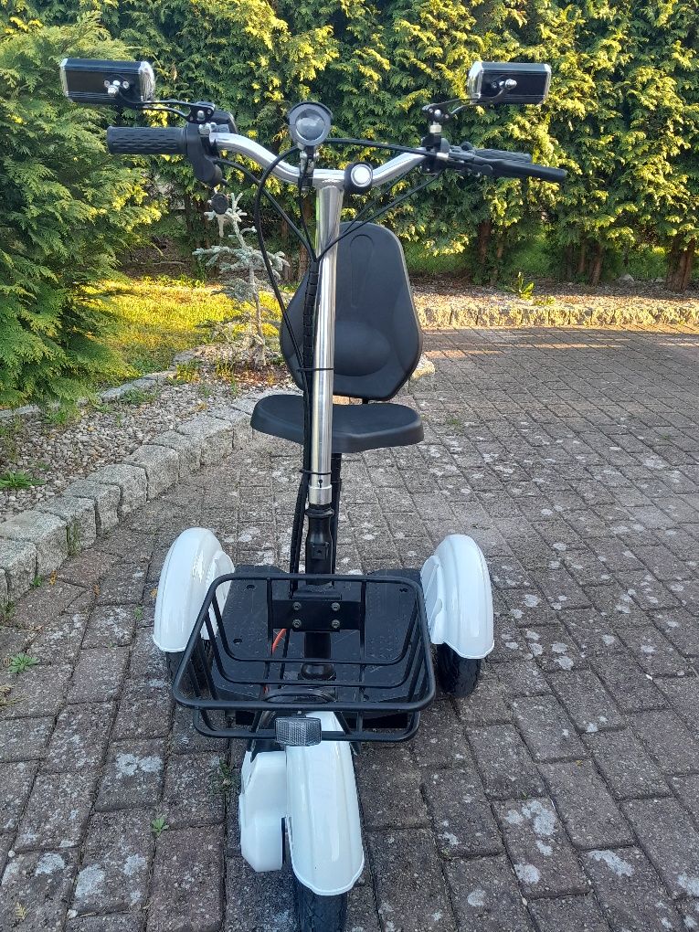 Hulajnoga. Pojazd elektryczny typu hulajnogę. Nowy. Trajka. 3- kołowy.