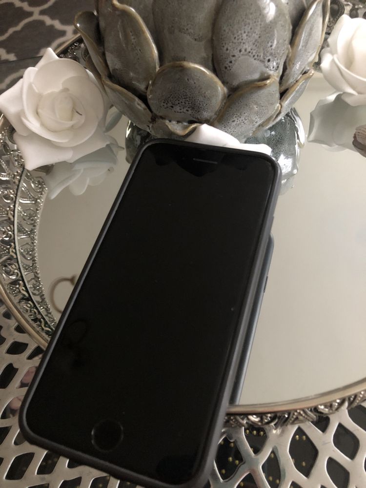 iPhone 8 64 GB w dobrym stanie proszę o wiadomości na nr tel