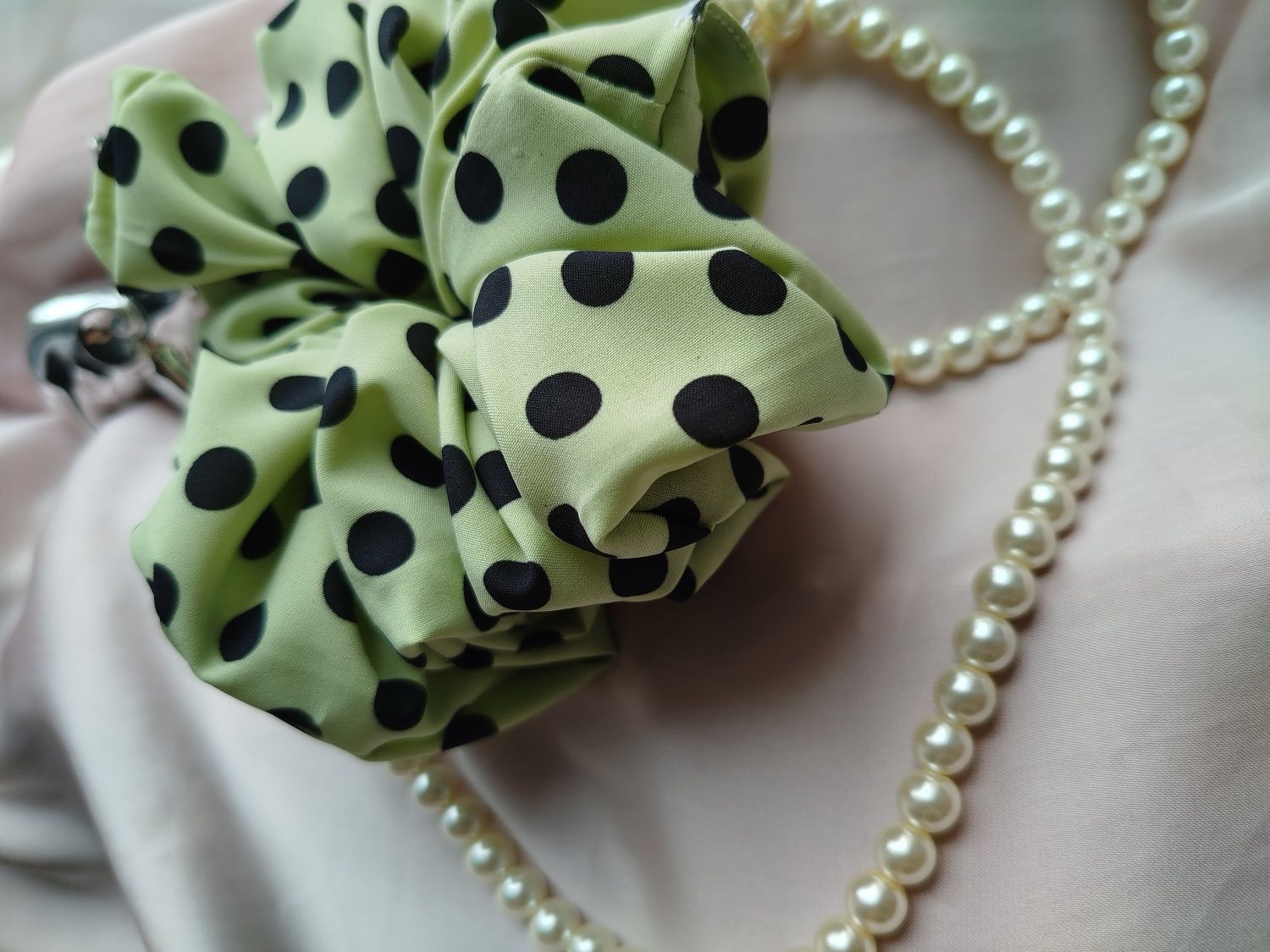 Gumka scrunchie silki limonka w czarne kropki