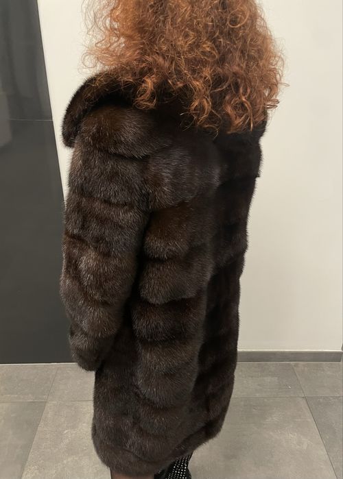 стильна та елегантна норкова шуба з капюшоном поперечна коричнева