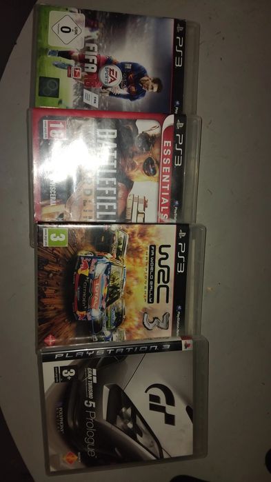 Vendo playstation 3 mais jogos e comandos em bom estado