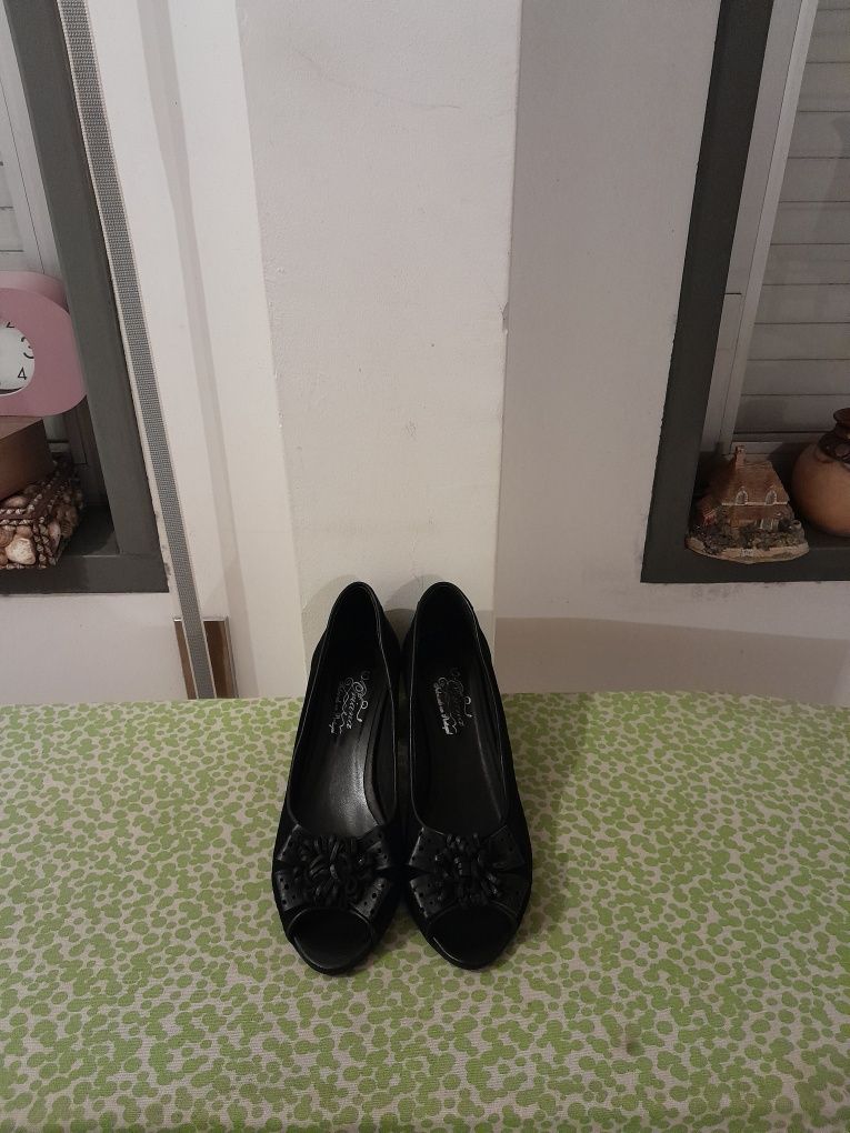 Vendo Sapatos de Senhora ORIANA muito bonitos como novos