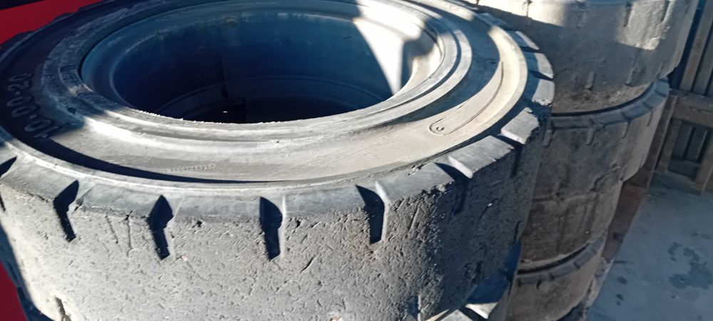 Opony całe kompletne z felgami do koparki przeładunkowej 1200/20