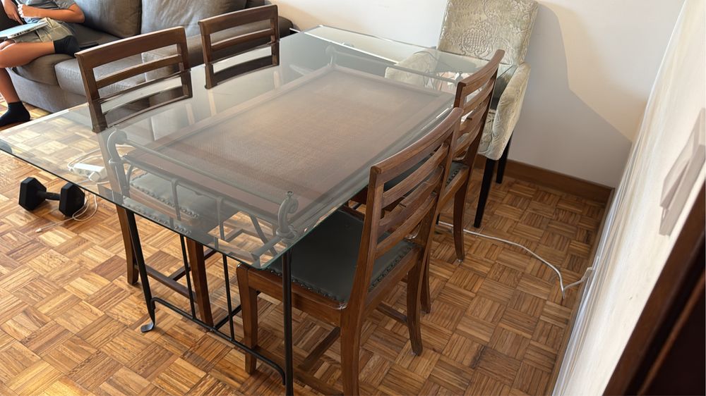 Mesa de Jantar com tampo vidro